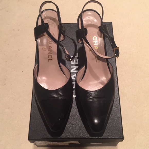 CHANEL Shoes - Chanel black pumps